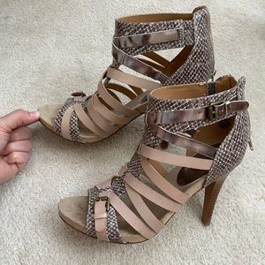 Beautiful Nine West strappy heels, Sz 8.5, tan and taupe in color, worn once.